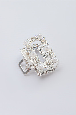 Краб з блискучими камінцями та перлинками